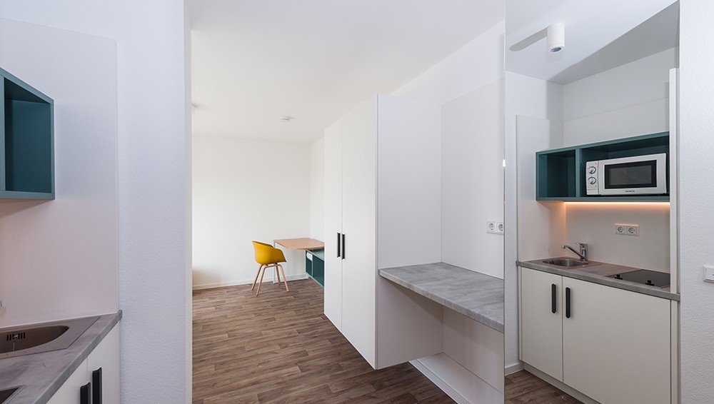 PLUG & STUDY - Köln, Appartement BIG+, 39 m², Dachterrasse, Wohn-, Schlaf-, Arbeitsraum, Küchenzeile, Duschbad, ab 790 €, All-inklusive Miete